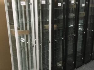1 Deurs vitrinekast wit of zwart (per stuk)
