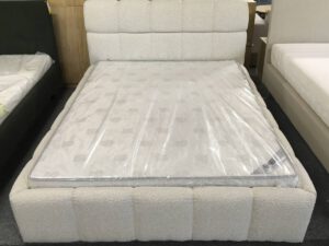 Bed Bouclé + rolbodem 140x200cm (excl. matras)