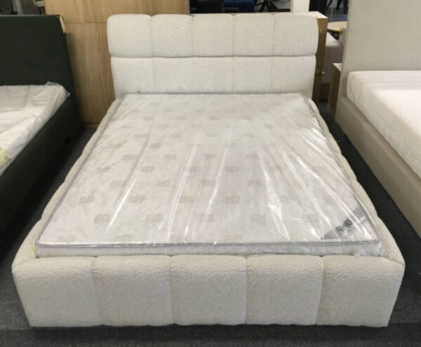 Bed Bouclé + rolbodem 140x200cm (excl. matras)