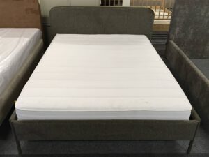 Bed + rolbodem 140x200cm (excl. matras)